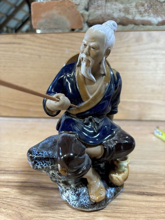 Figurka ceramiczna .