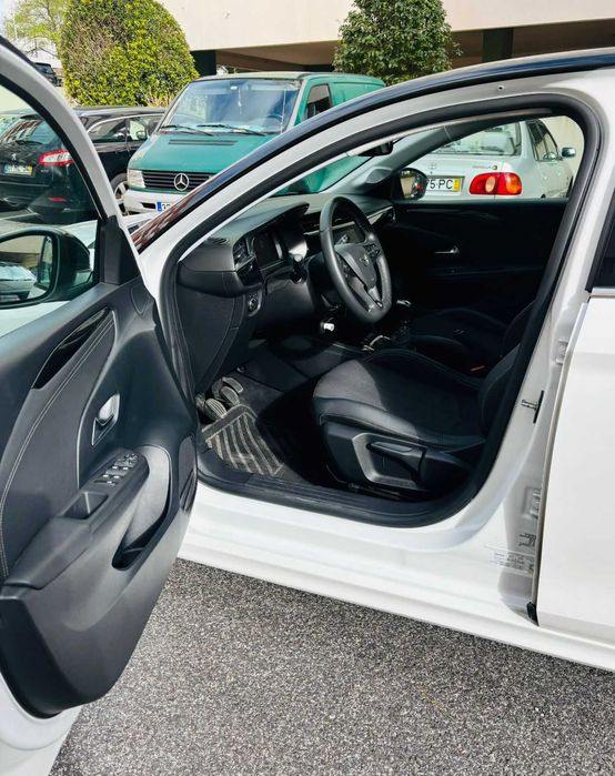 Opel Corsa - gasolina - mecânico - cor branca  com tecto preto