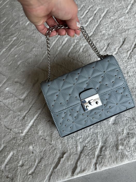Stradivarius niebieska torebka na srebrnym łańcuchu baby blue nity jak nowa