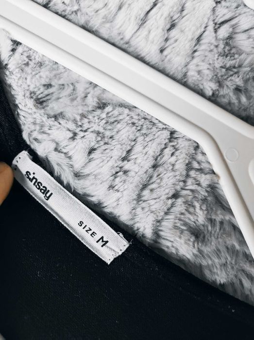 Sukienka zakładana, dekolt literka V