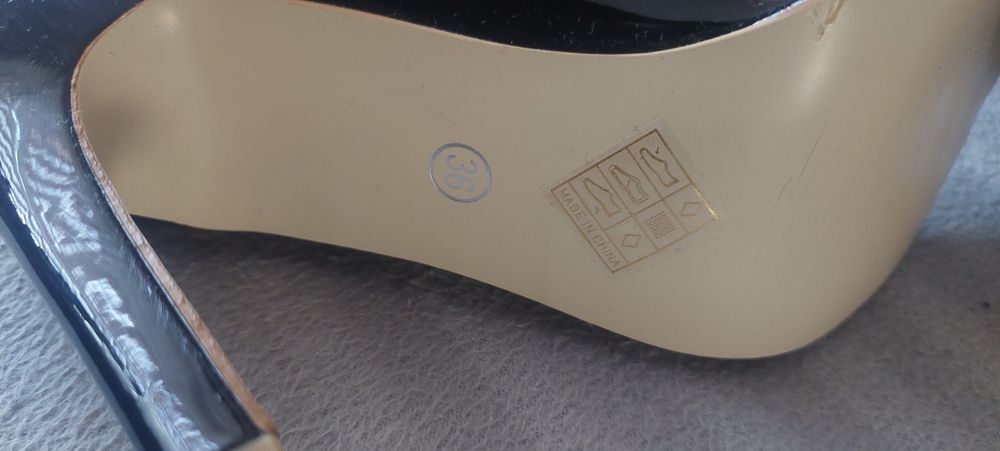 Lakierowane kozaki open toes