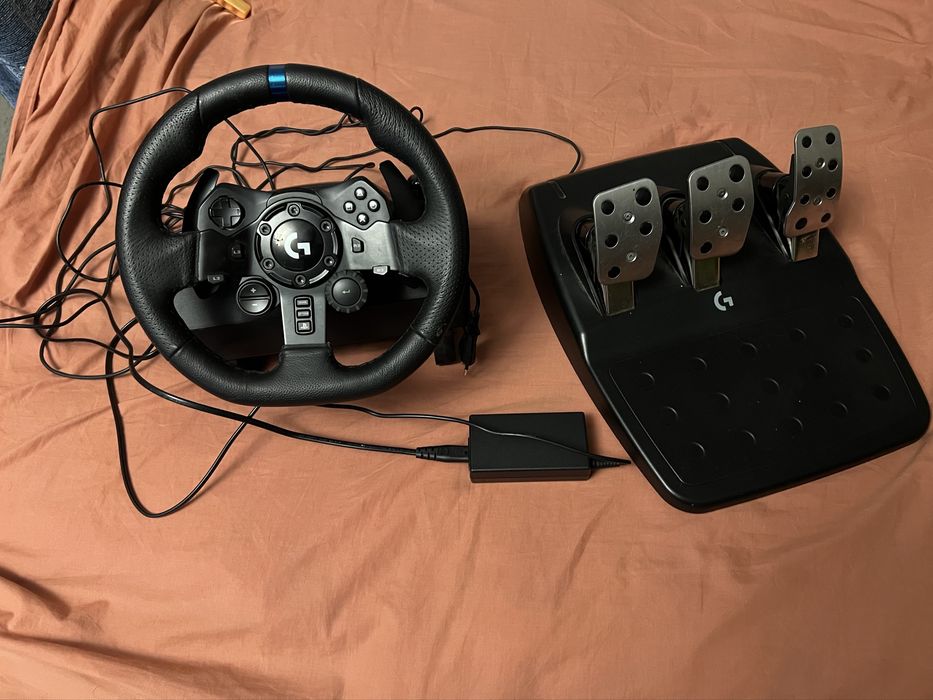 Дротове кермо Logitech G923 Racing Wheel and Pedals for PS4 and PC
