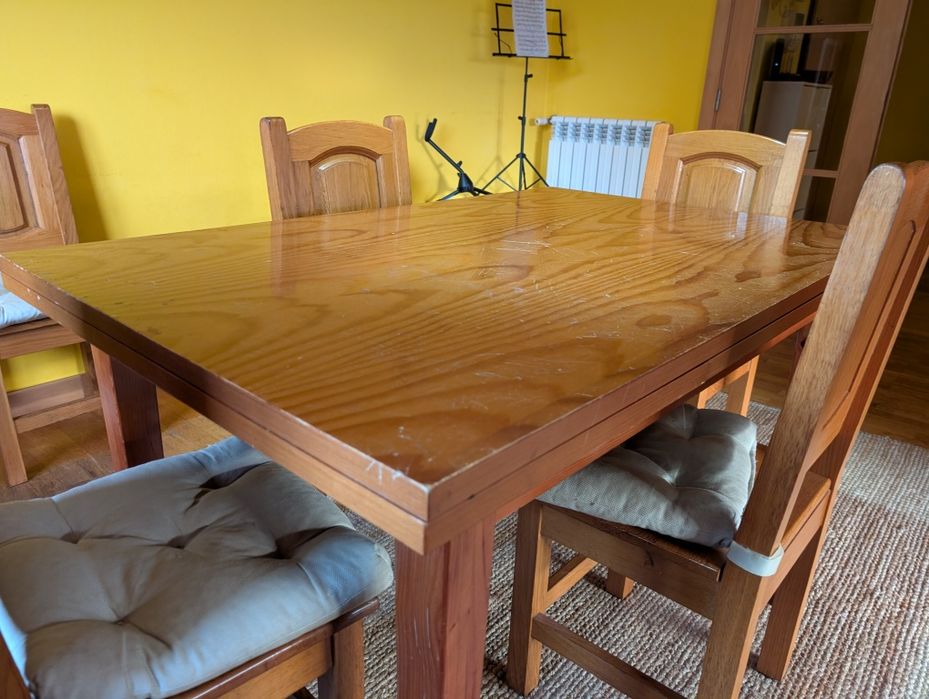 Mesa de jantar extensível em madeira