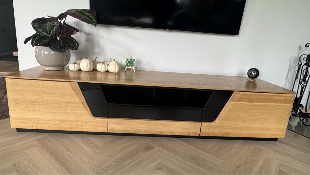Mebin Corino – elegancka szafka RTV z litego dębu