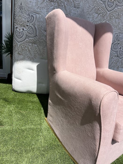 Cadeira de Amamentação / Poltrona de Balanço Rosa – Excelente Estado | Entrega Incluída em Lisboa