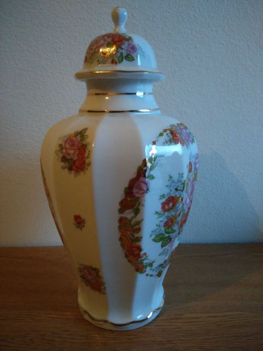 Jarra em porcelana Limoges com motivos florais