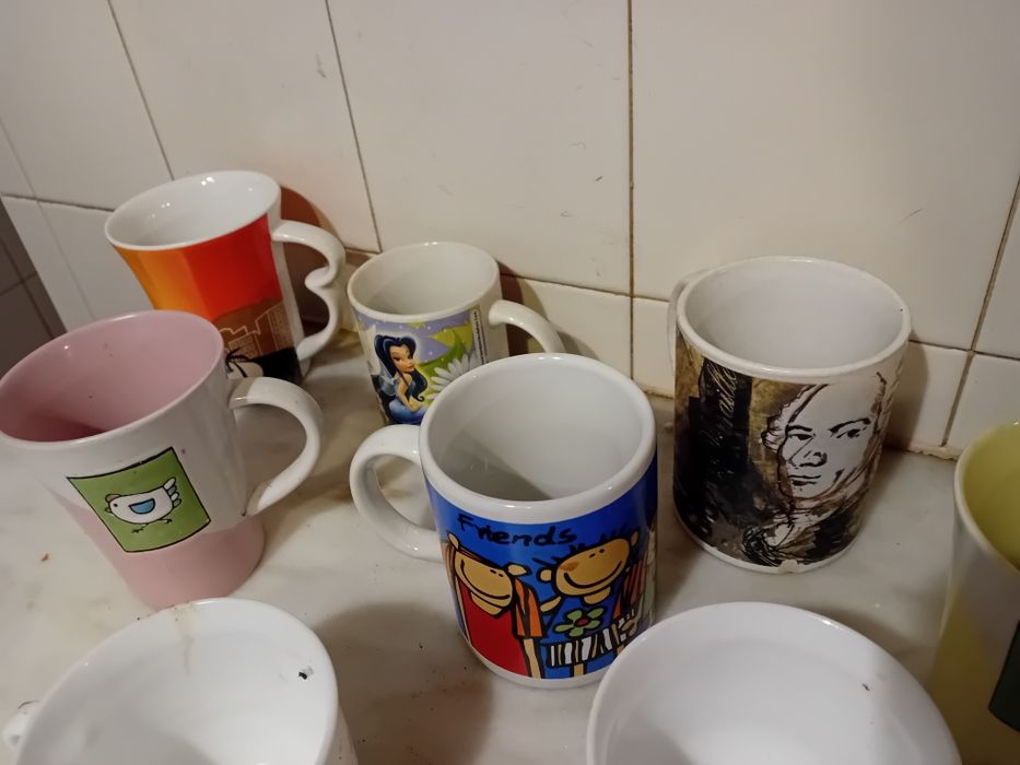 Conjunto de Canecas e Chávenas Diversas