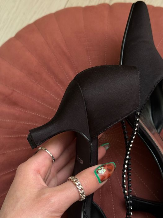 Чорні сатинові атласні туфлі, каблуки, кітен хіл, взуття зі стразами