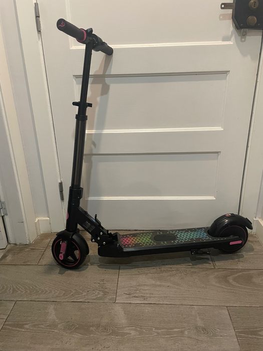 Patinete elétrico dobrável criança. Rosa