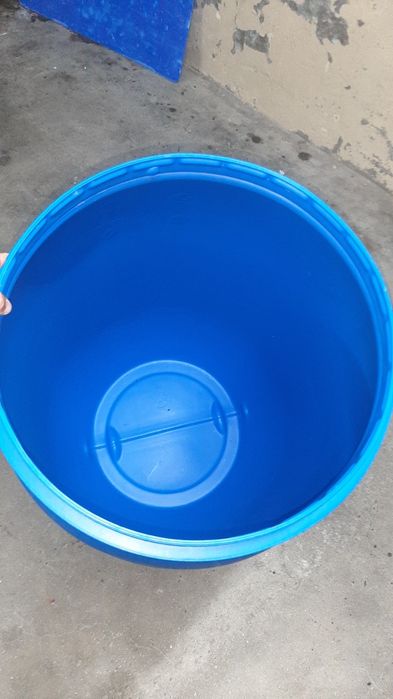 Bidons de plástico 250L c/novos. Possibilidade de entrega, a combinar.
