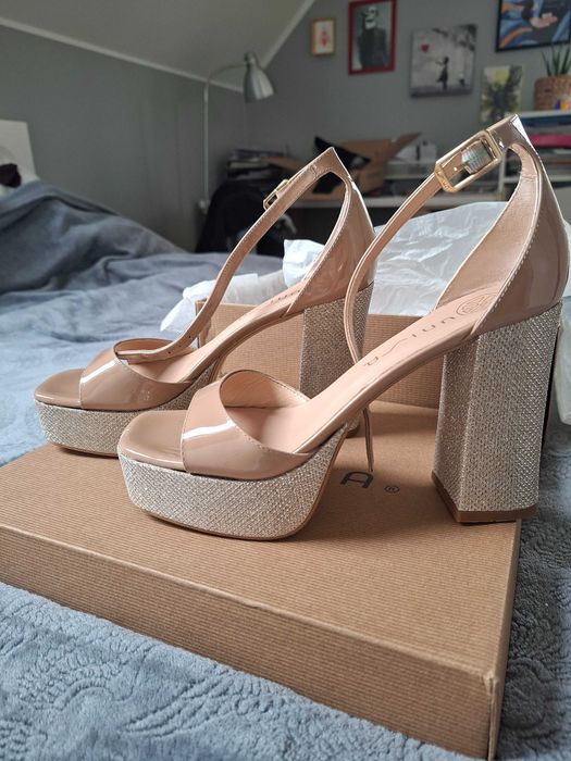Przepiękne sandałki na platformie r 38