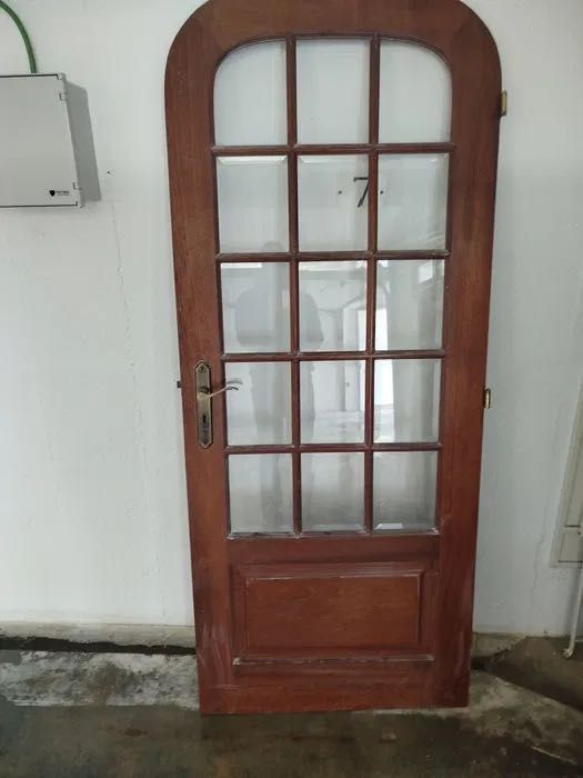 Porta em madeira maciça com vidros