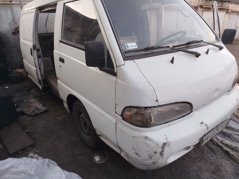 Продам запчастини на Хундай Н 100