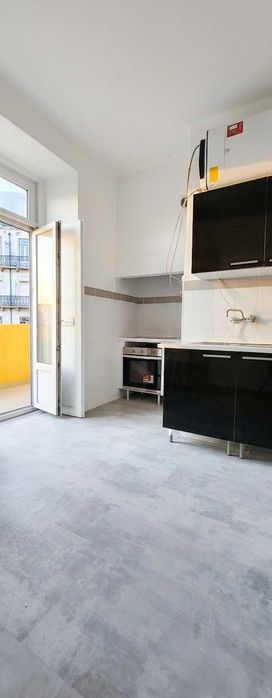 T3 Renovado com Terraço e Vista Cidade - Zona do Castelo (APENAS PARTICULARES)