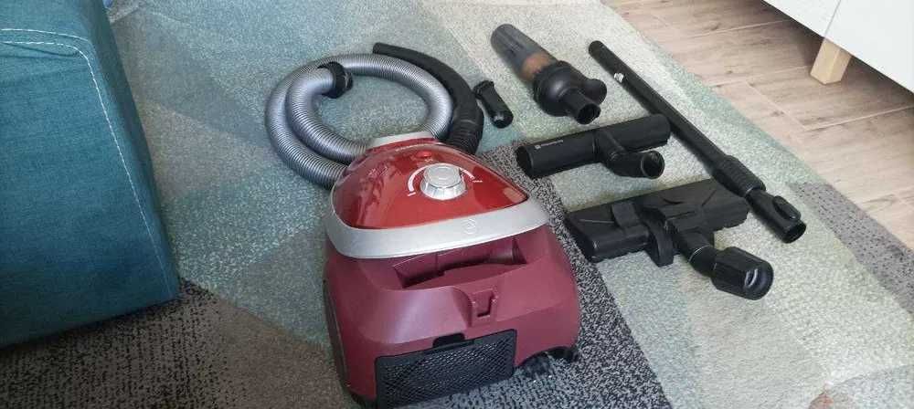 Aspirador Samsung 850W 2,5L vermelha, com acessórios incluídos