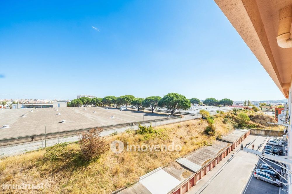 Apartamento T2 com boas áreas e muita luz natural, em Telheiras