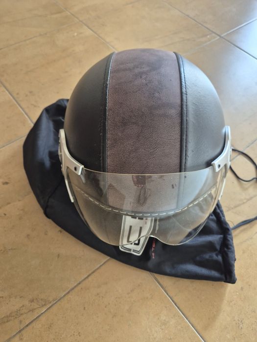Capacete e luvas