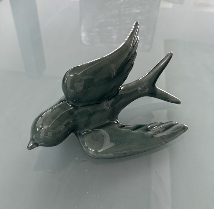 Peça decorativa em porcelana em formato de anforinha.