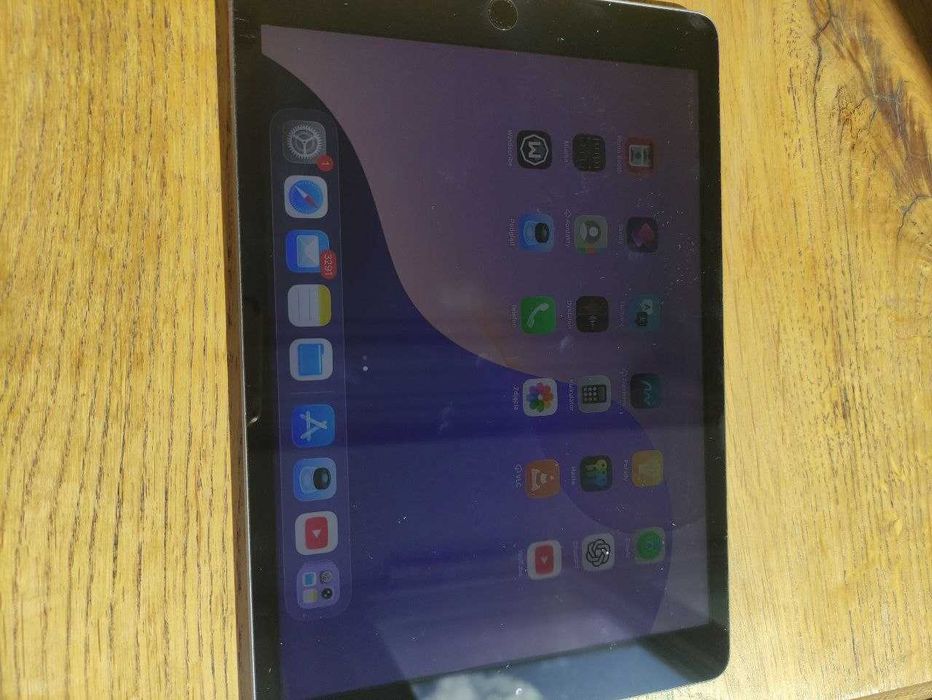 iPad 8 gen. 10,2" 32 GB Wi-Fi + etui