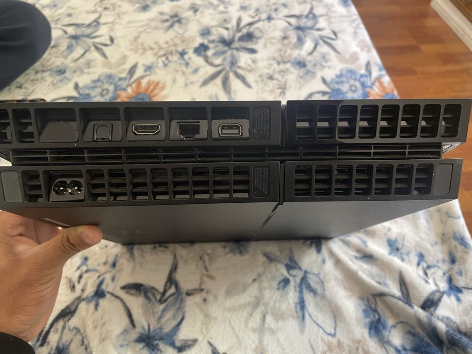 Playstantion 4 slim com 4 jogos