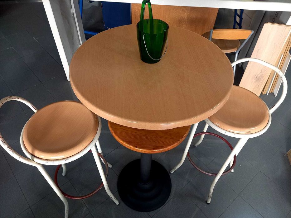 Mesa de bar com duas cadeiras