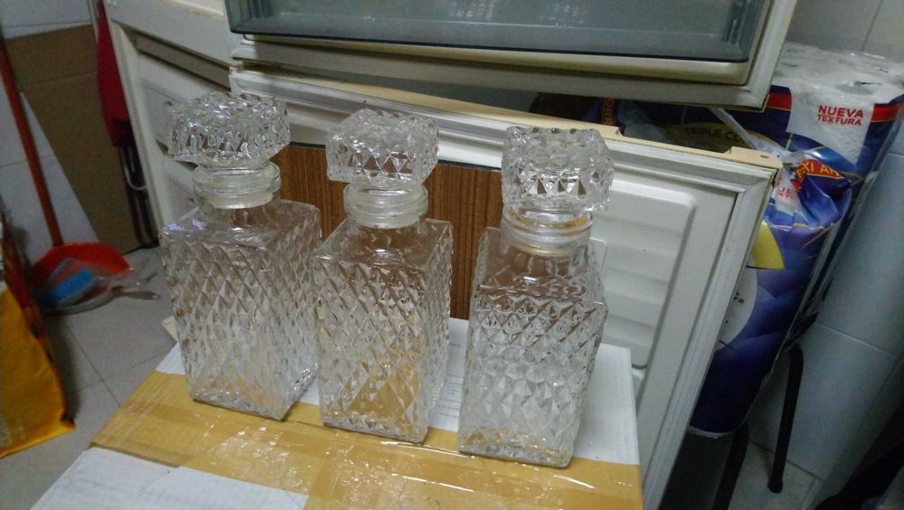 Garrafas antigas para licor / whisky em vidro branco lapidado.