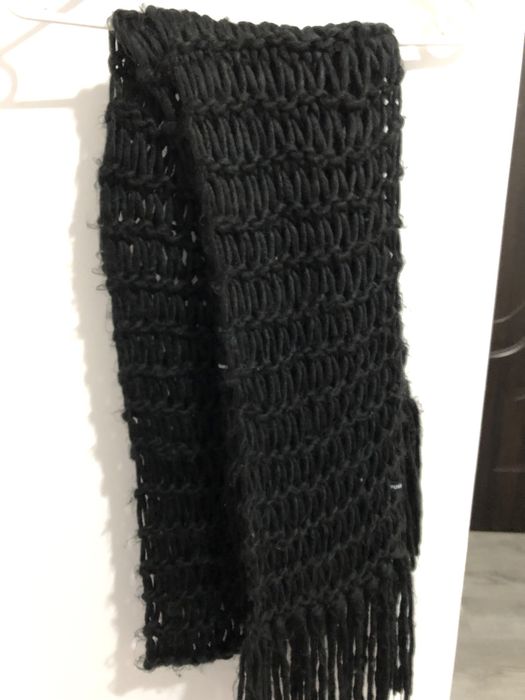 Czarny szal grubopleciony