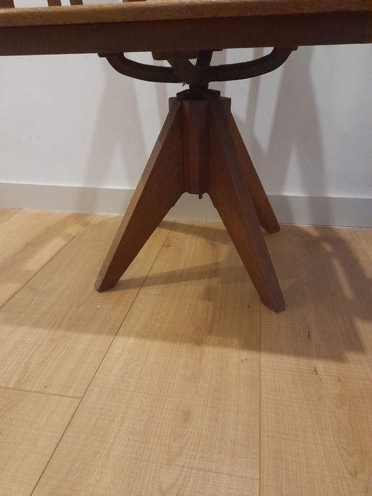 Cadeirao antigo giratória