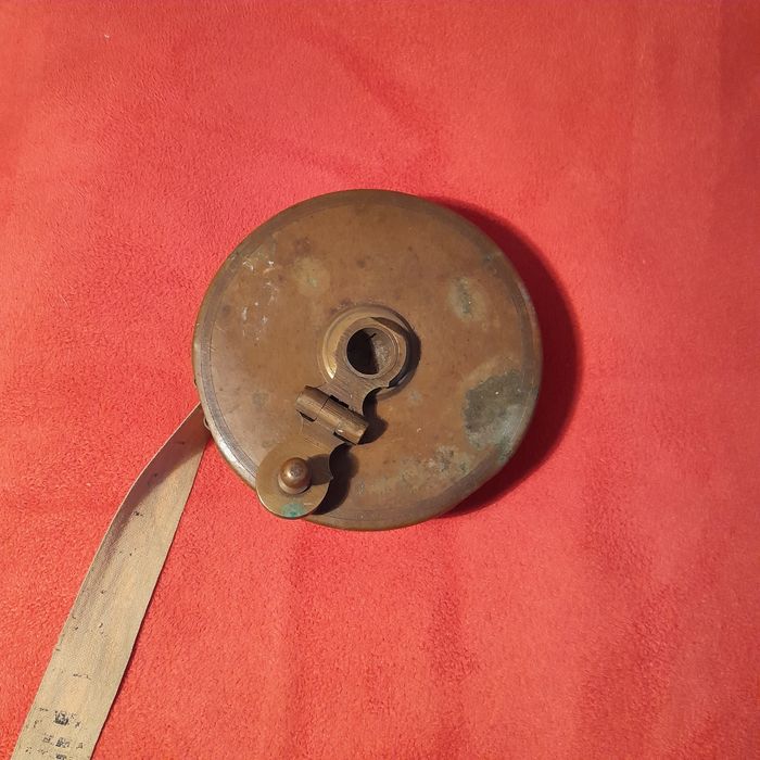 Bardzo stara mosiężna taśma miernicza, miara, metr