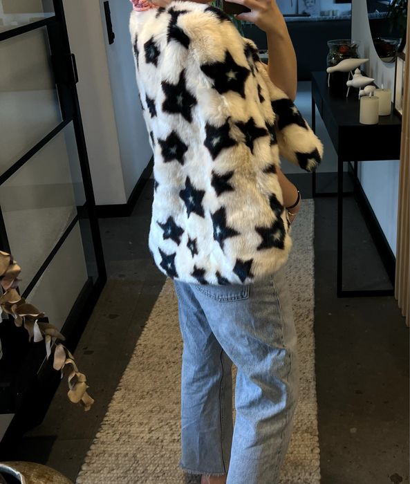 Futrzana peleryna; sztuczne futro w gwiazdki