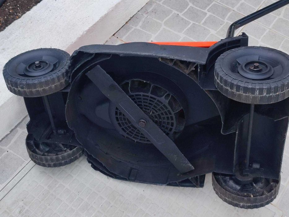 Maquina cortar relva Black+Decker