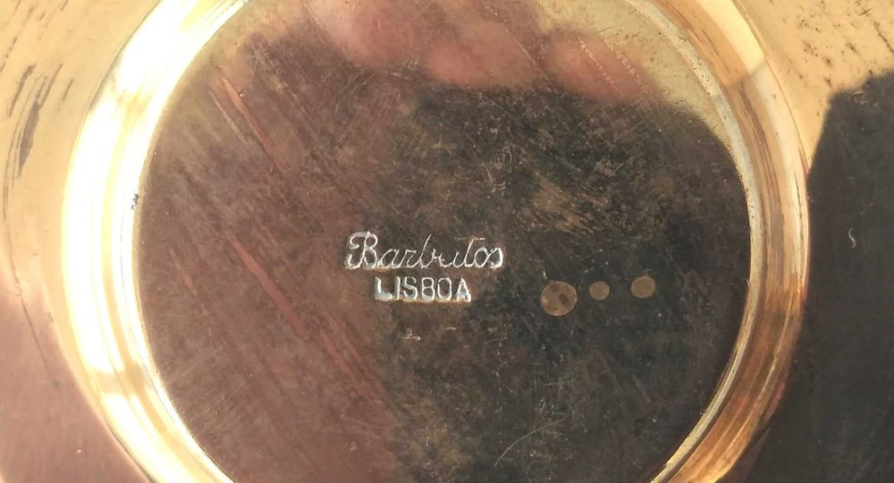 Fascinante aneleira em bronze com medalhão de porcelana pintada
