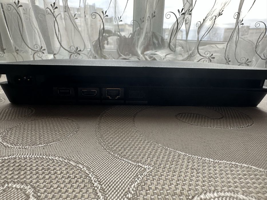 Приставка Sony PlayStation 4 + 2 геймпади + 4 гри