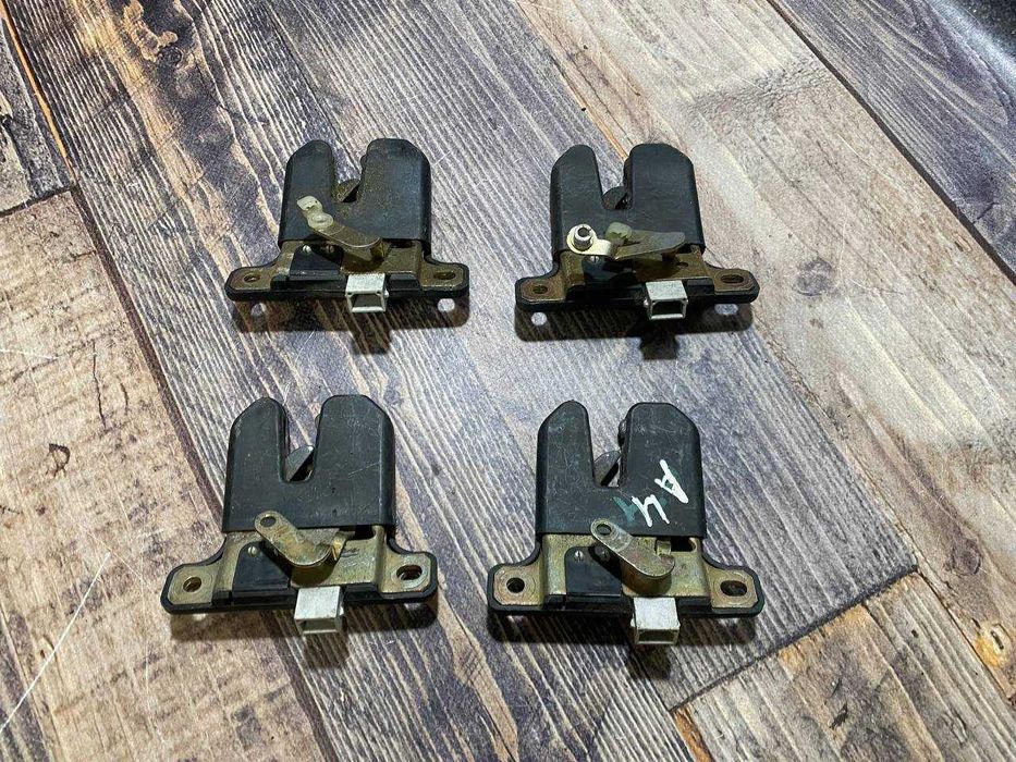 Замок кришки багажника Audi A4 B5 / Seat Toledo II 1995–2004 8D5827505D
