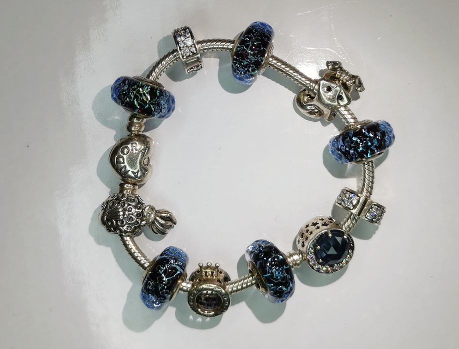 Bransoletka Pandora z zawieszkami.