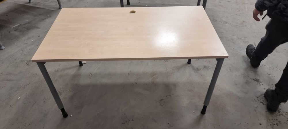 Biurko 140/80 regulowane 65-80 Kinnarps , używane, meble biurowe