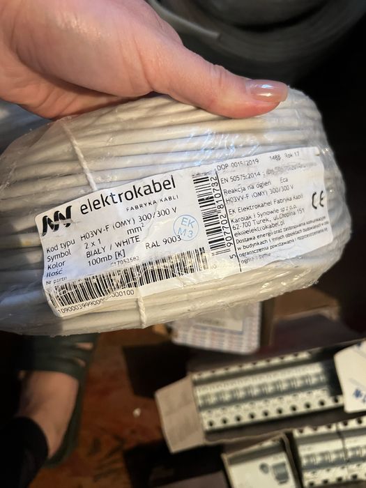 Автомати та кабеля різного розміру,шина для зєднання автоматів)