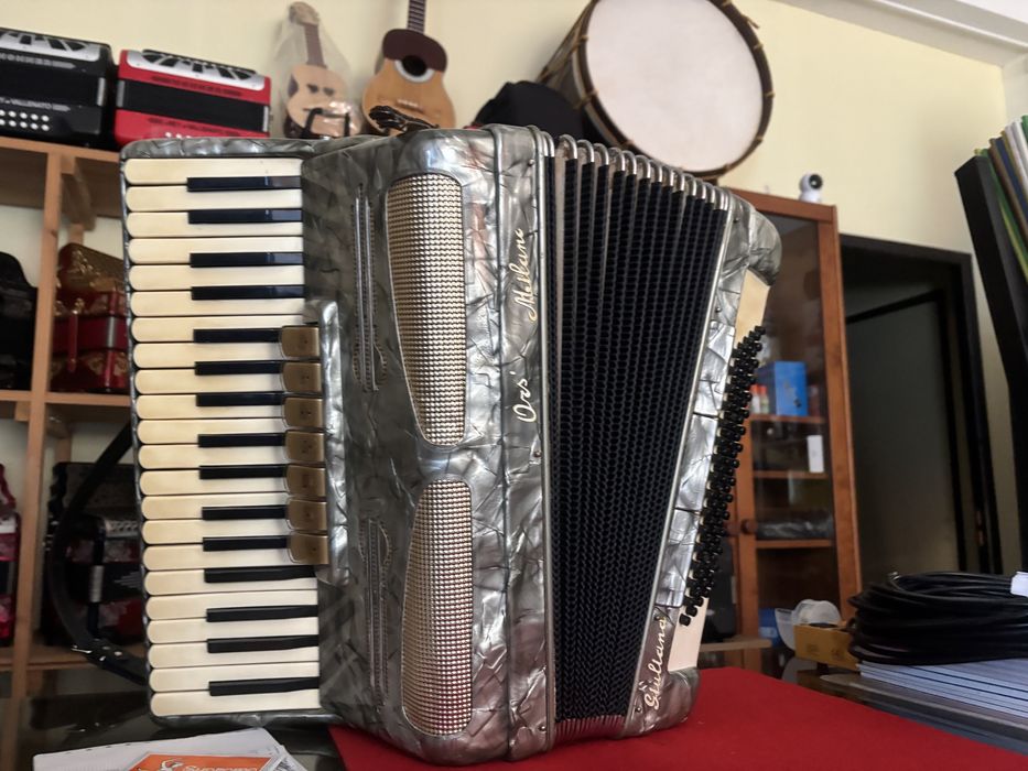 Acordeon italiano à 3ª voz. Em muito bom estado.