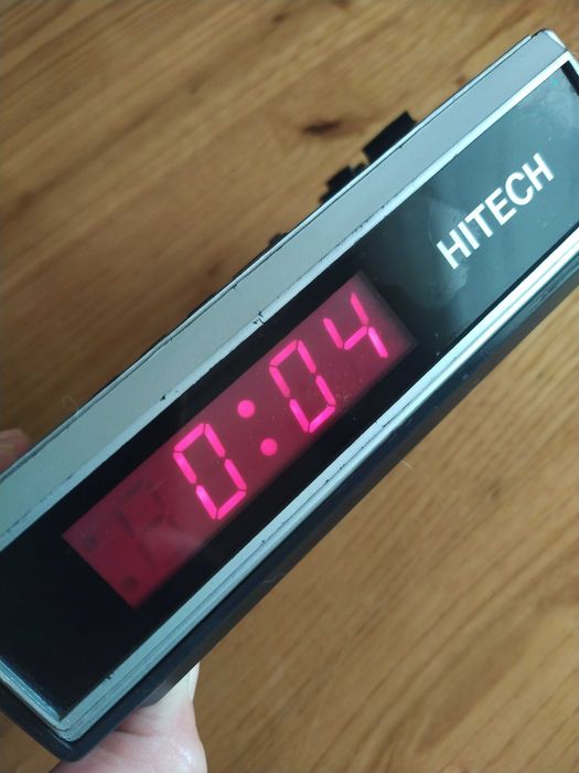 Rádio despertador antigo