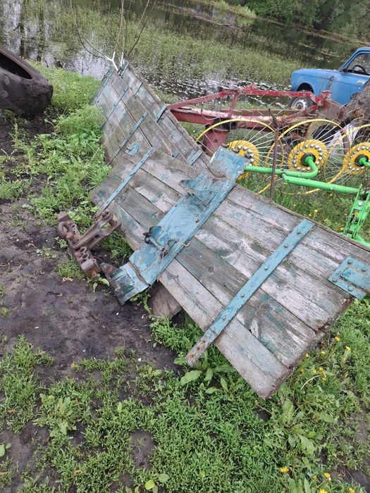 Прицеп  до трактора 2ПТС4. На кругу.