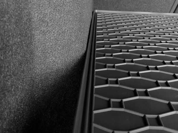 Gumowa Mata Bagażnika VW T7 Caravelle FORD TRANSIT CUSTOM 8/9 OS 2024-