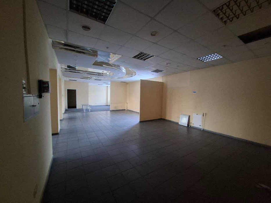 550м2 фасад з власною парковкою!