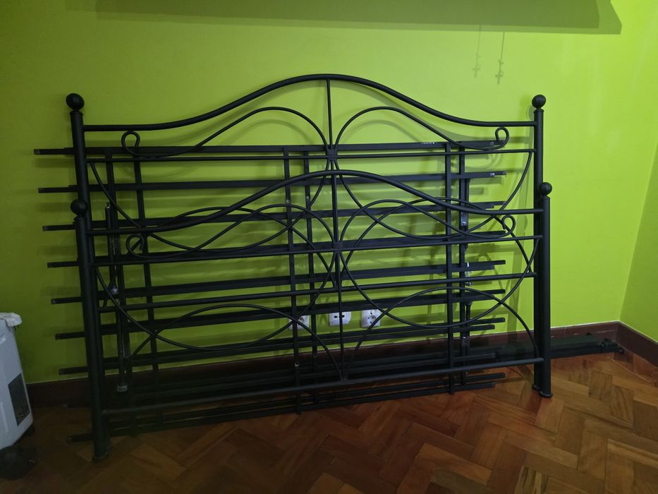 Cama de casal em ferro