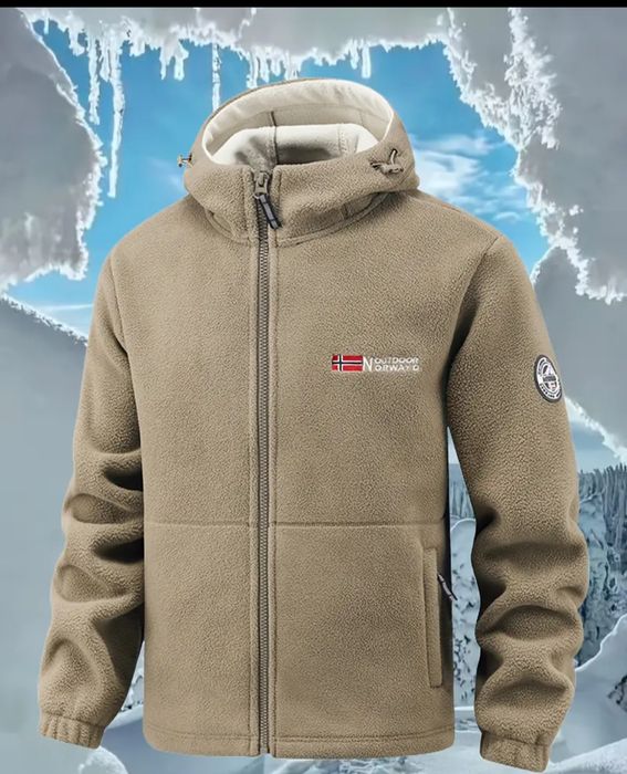 Флисовая куртка с капюшоном