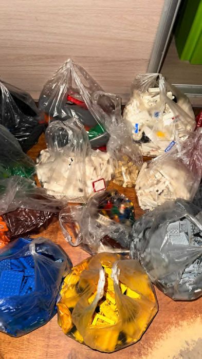 ~11,35kg klockow LEGO posegregowane kolorystycznie.