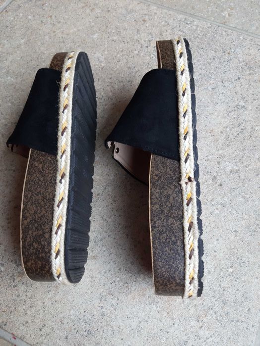 Chinela para senhora com salto nivelado da Pierce