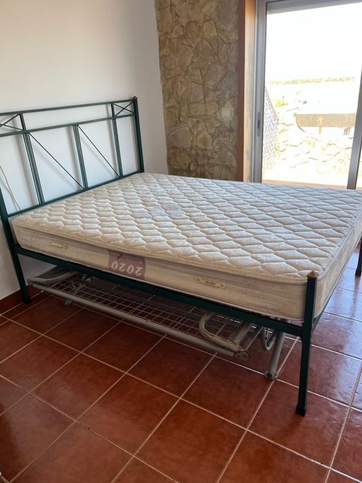 Cama de casal em ferro verde