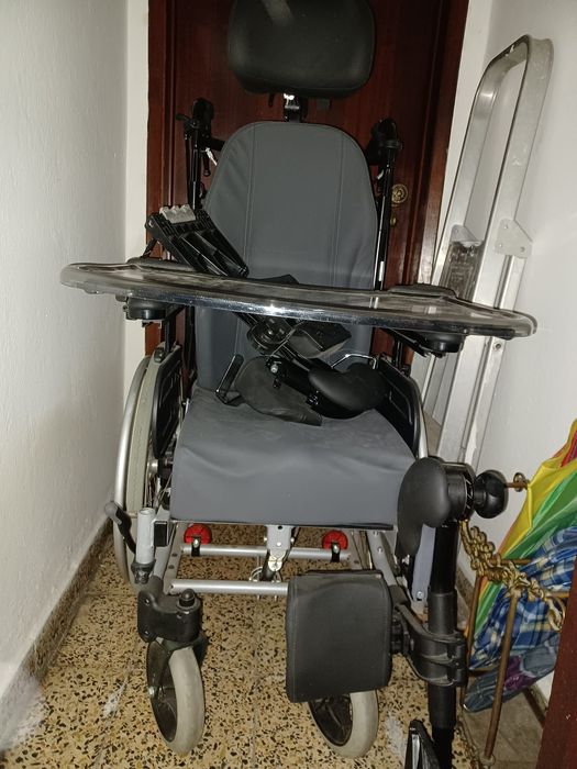 Cadeira articulada com apoio na cabeça e pernas