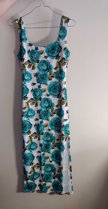 Vestido branco com estampado verde e azul