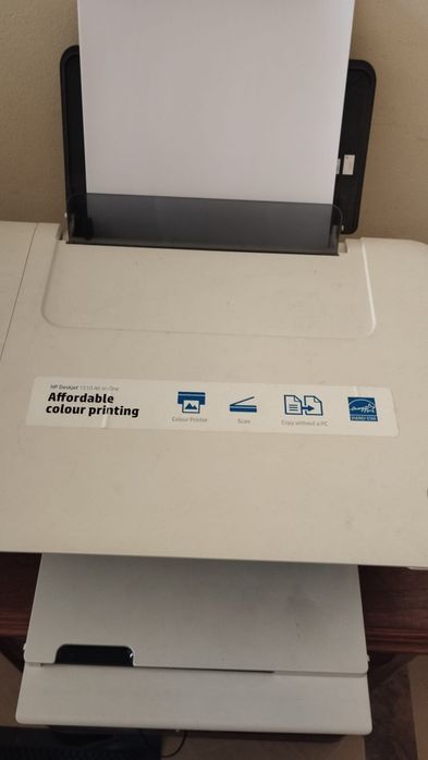 Impressora HP Deskjet 1510 a funcionar.